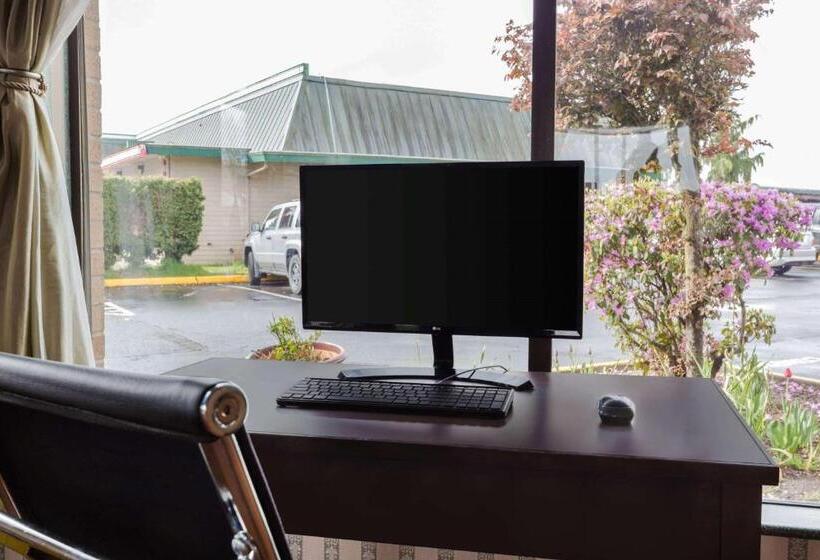 Отель Days Inn By Wyndham Auburn