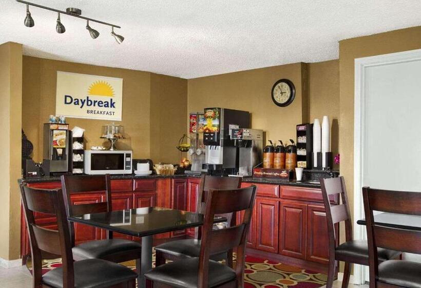 Отель Days Inn By Wyndham Auburn