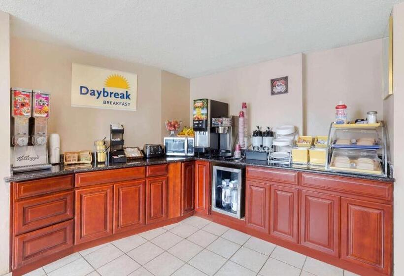 Отель Days Inn By Wyndham Auburn