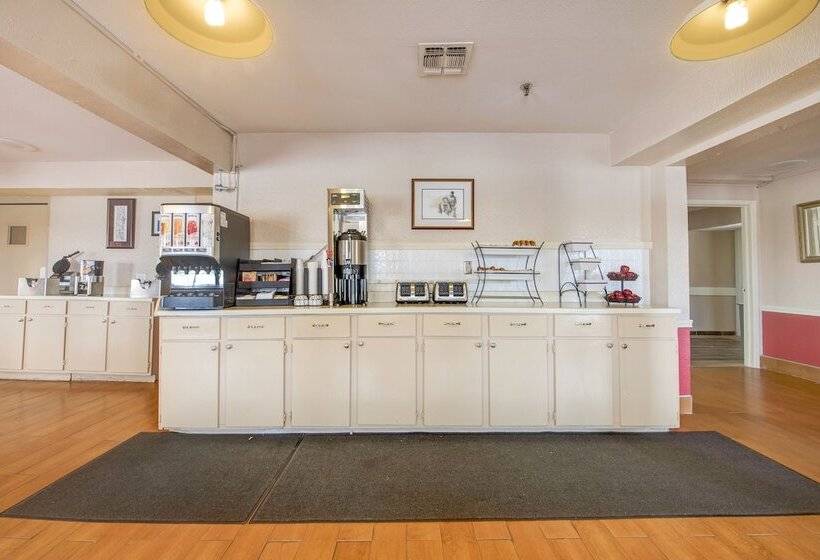 فندق Days Inn By Wyndham College Station University Drive