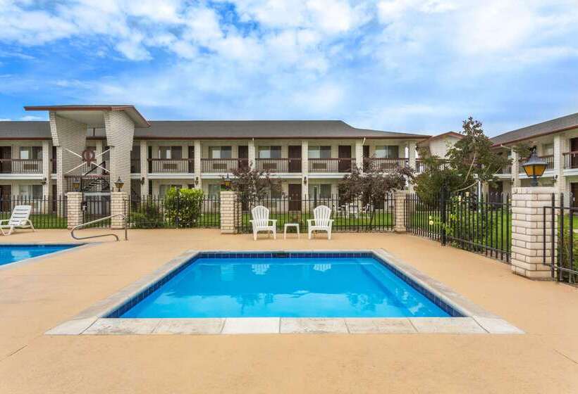 فندق Days Inn By Wyndham Delta