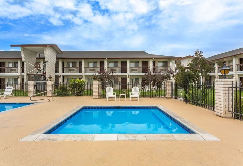 فندق Days Inn By Wyndham Delta