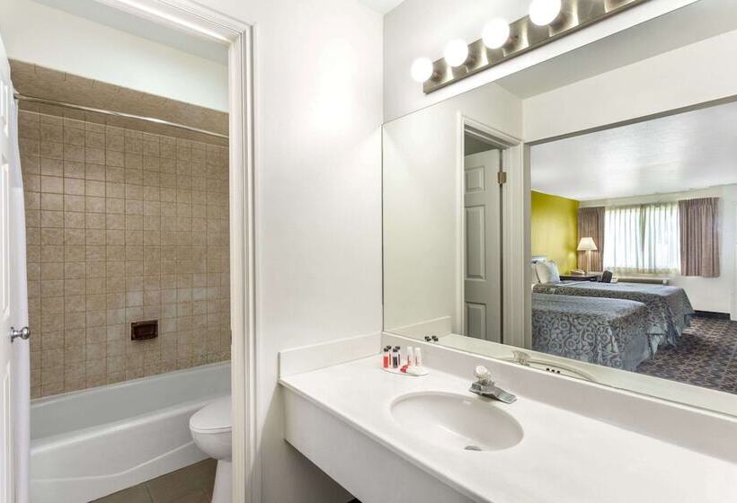 فندق Days Inn By Wyndham Delta