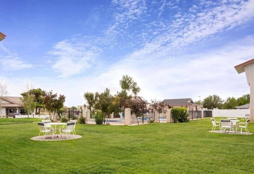 فندق Days Inn By Wyndham Delta