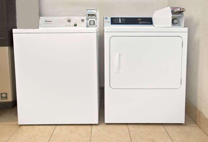 בית מלון כפרי Days Inn By Wyndham Ku Lawrence