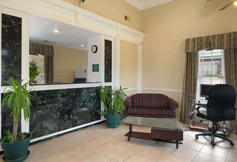 בית מלון כפרי Days Inn By Wyndham Ku Lawrence