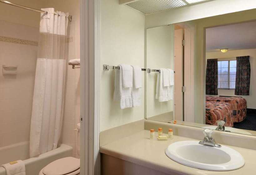 בית מלון כפרי Days Inn By Wyndham Ku Lawrence