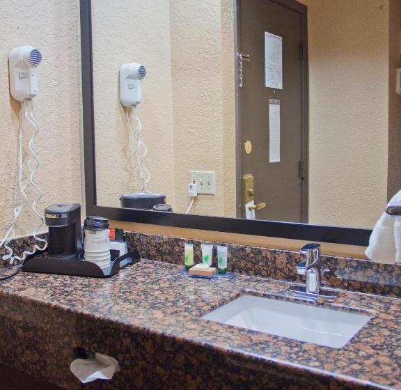 酒店 Days Inn & Suites By Wyndham Coralville / Iowa City