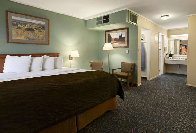 Отель Days Inn & Suites By Wyndham Trinidad