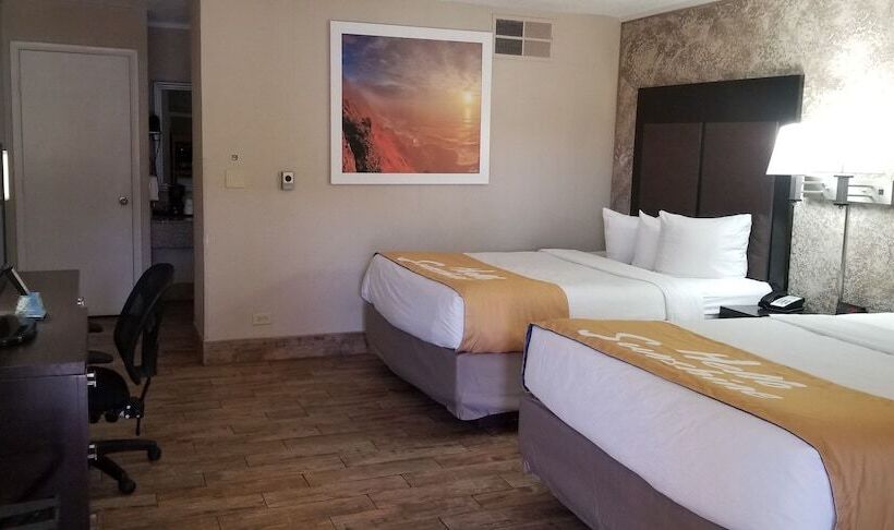 Отель Days Inn & Suites By Wyndham Trinidad