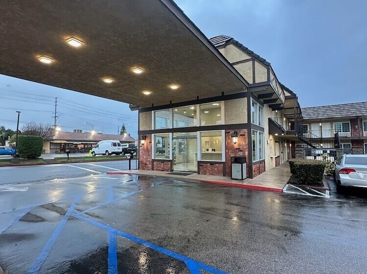 ホテル Studio 6 Corona, Ca West