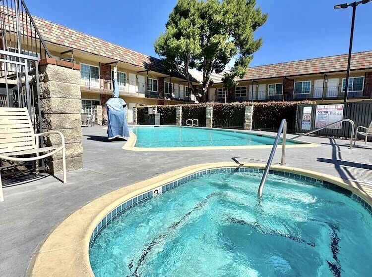 ホテル Studio 6 Corona, Ca West