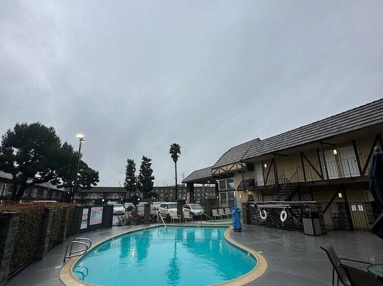 ホテル Studio 6 Corona, Ca West