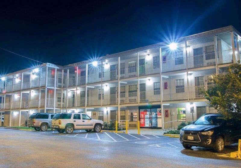 בית מלון כפרי Deluxe Inn San Antonio