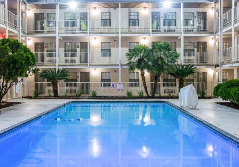 בית מלון כפרי Deluxe Inn San Antonio