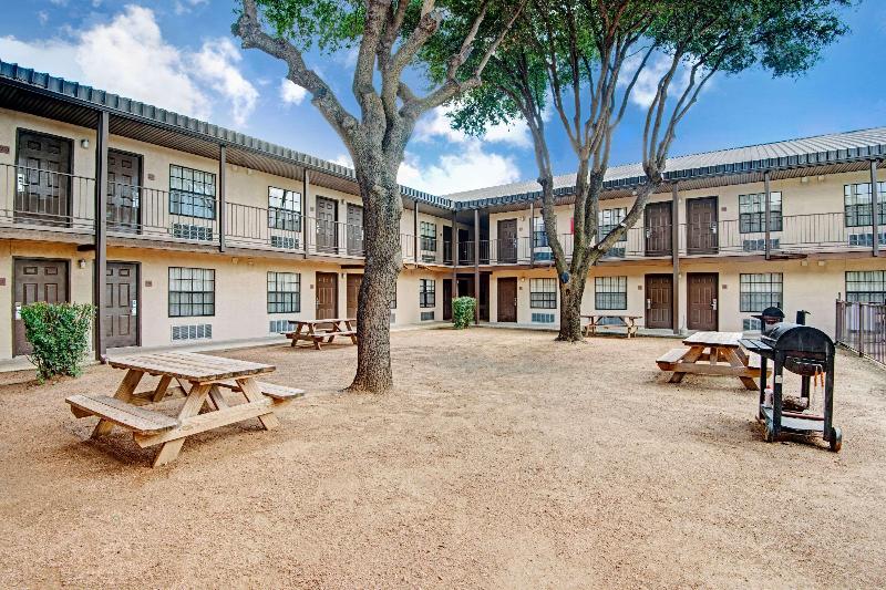 בית מלון כפרי Deluxe Inn San Antonio