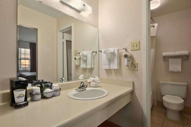 هتل Deluxe Inn San Antonio