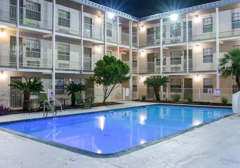 בית מלון כפרי Deluxe Inn San Antonio