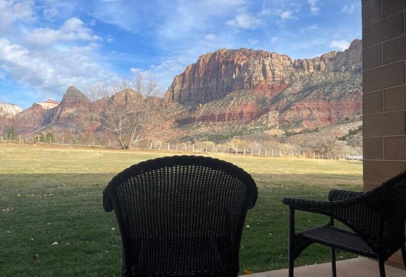 فندق Driftwood Lodge