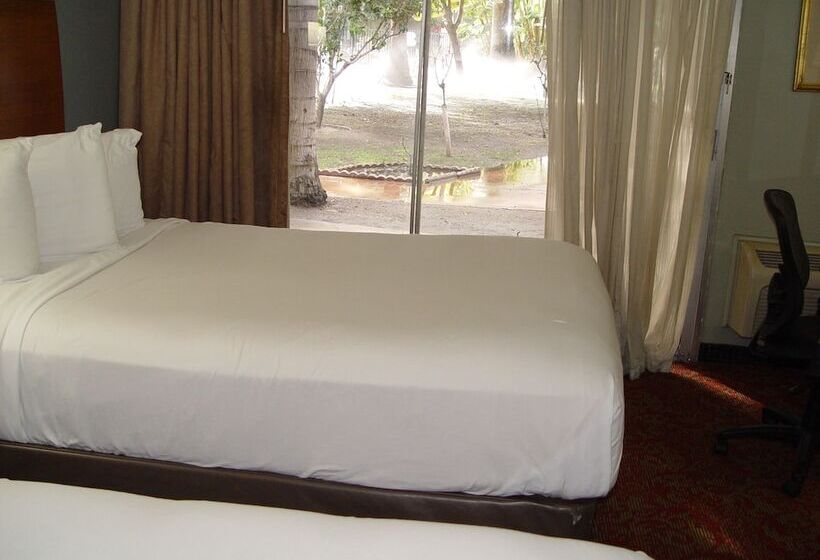 Clarion Hotel Bakersfield North