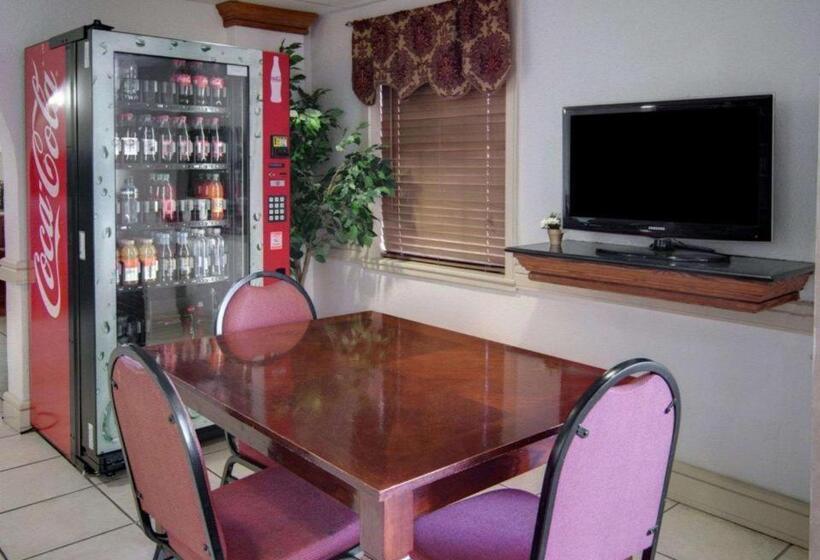 هتل Rodeway Inn Conference Center El Dorado