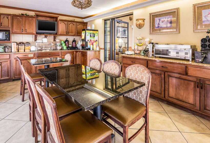 호텔 Econo Lodge Inn & Suites