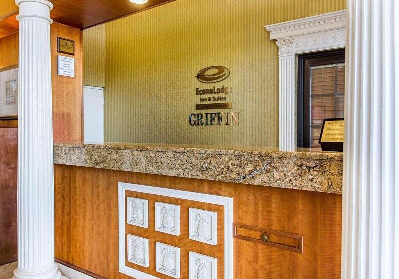 호텔 Econo Lodge Inn & Suites