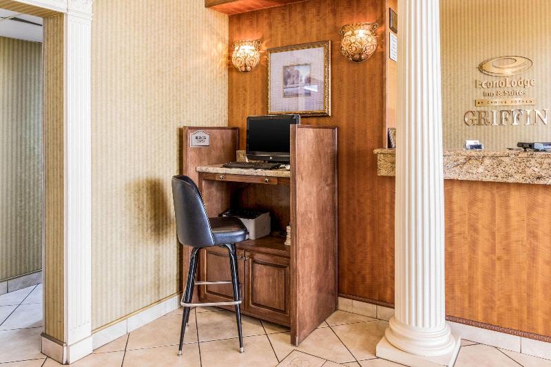 호텔 Econo Lodge Inn & Suites