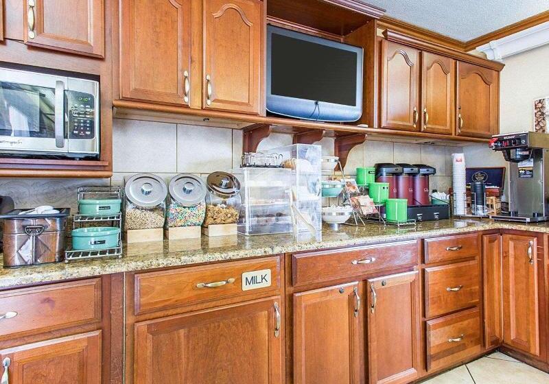 호텔 Econo Lodge Inn & Suites