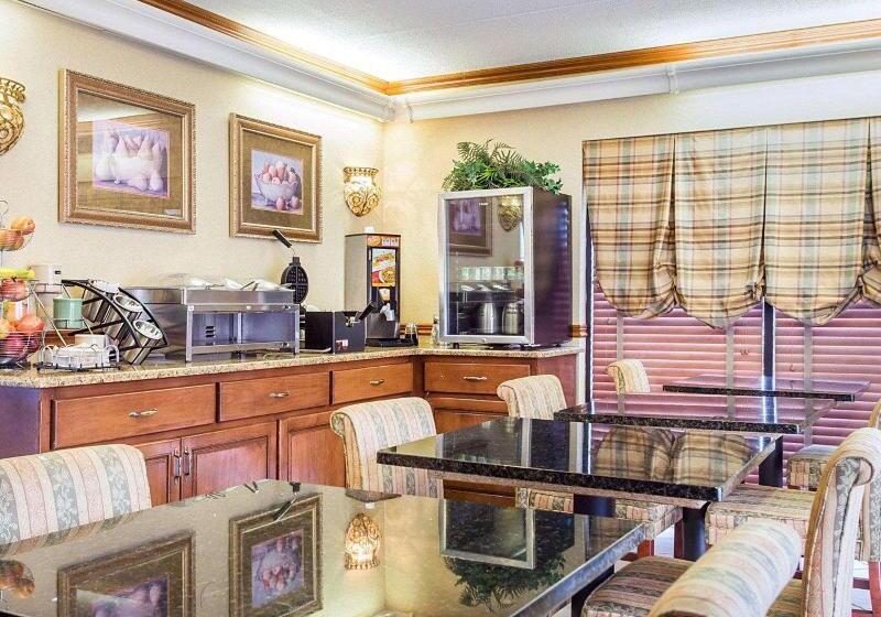 호텔 Econo Lodge Inn & Suites