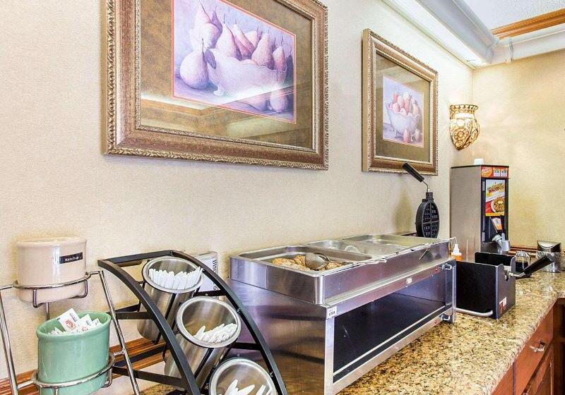 호텔 Econo Lodge Inn & Suites