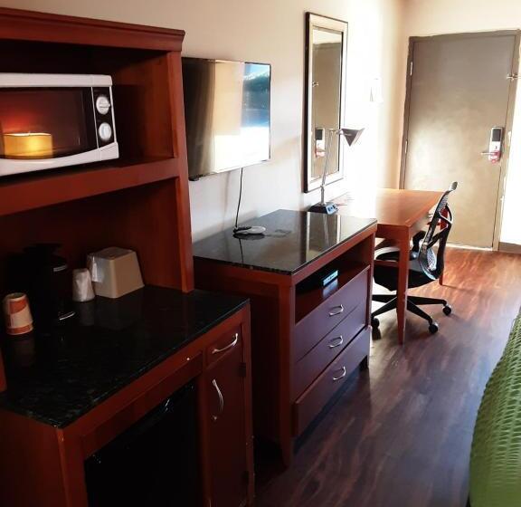 호텔 Econo Lodge Inn & Suites