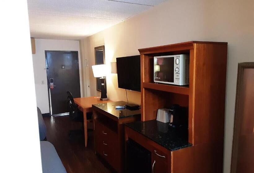 호텔 Econo Lodge Inn & Suites