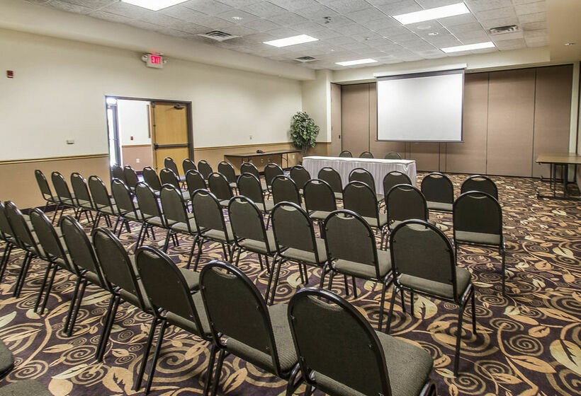 فندق Econo Lodge Inn & Suites