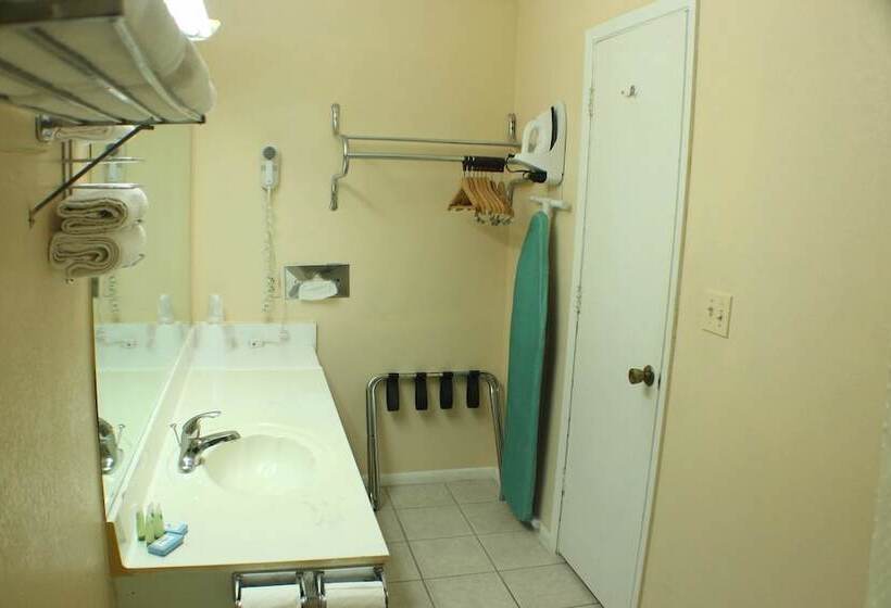 فندق Economy Inn