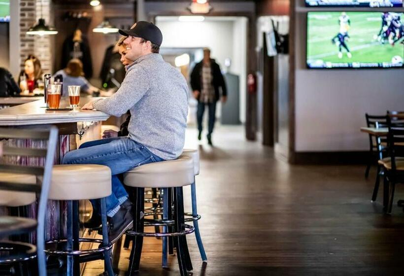 בית מלון כפרי Everspring Inn And Suites