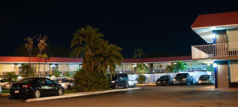 בית מלון כפרי Express Inn & Suites   5 Miles From St Petersburg Clearwater Airport