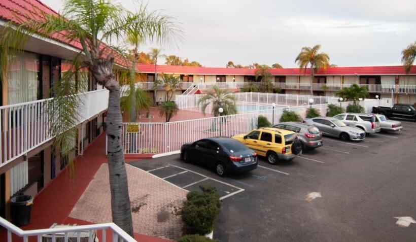 בית מלון כפרי Express Inn & Suites   5 Miles From St Petersburg Clearwater Airport