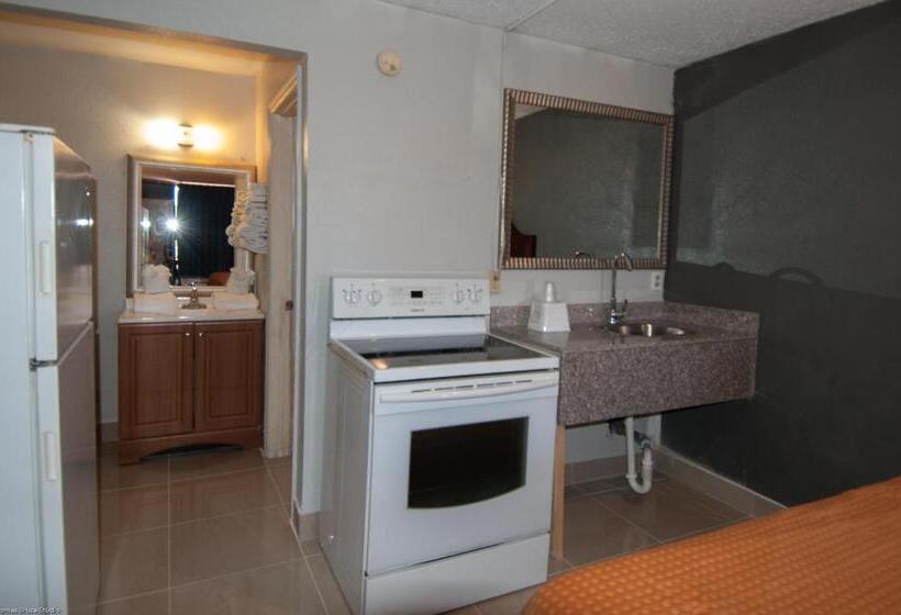 בית מלון כפרי Express Inn & Suites   5 Miles From St Petersburg Clearwater Airport