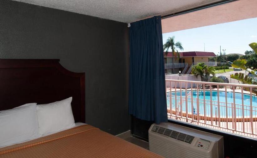 בית מלון כפרי Express Inn & Suites   5 Miles From St Petersburg Clearwater Airport