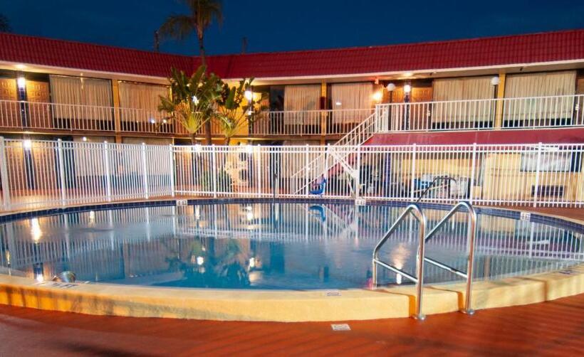 בית מלון כפרי Express Inn & Suites   5 Miles From St Petersburg Clearwater Airport