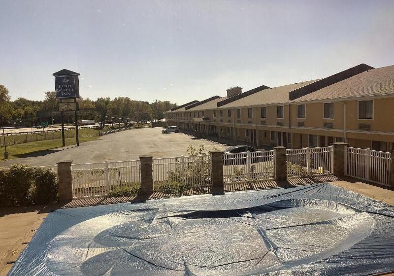 Отель Super 8 By Wyndham Fort Scott