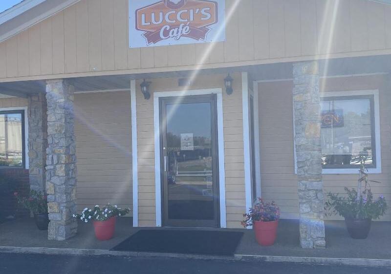 فندق Super 8 By Wyndham Fort Scott