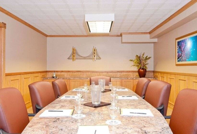 호텔 Magnuson Grand Pioneer Inn And Suites