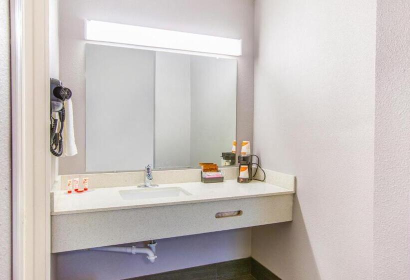 فندق Rodeway Inn & Suites