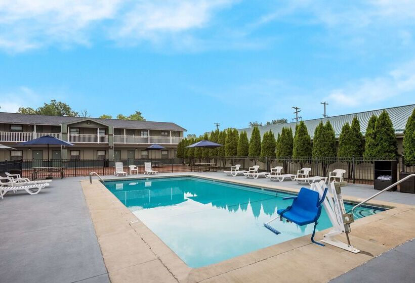 فندق Quality Inn & Suites Big Rapids Near University