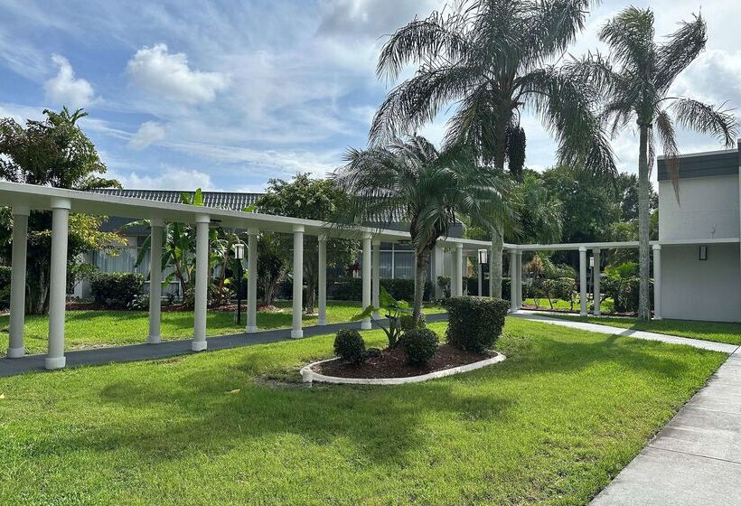 فندق Ramada By Wyndham Cocoa