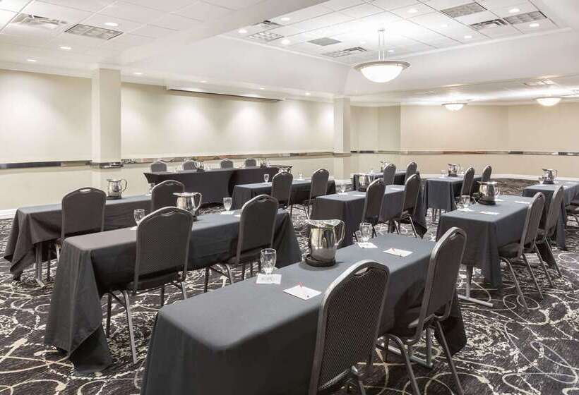 酒店 Clarion Inn Des Moines Airport