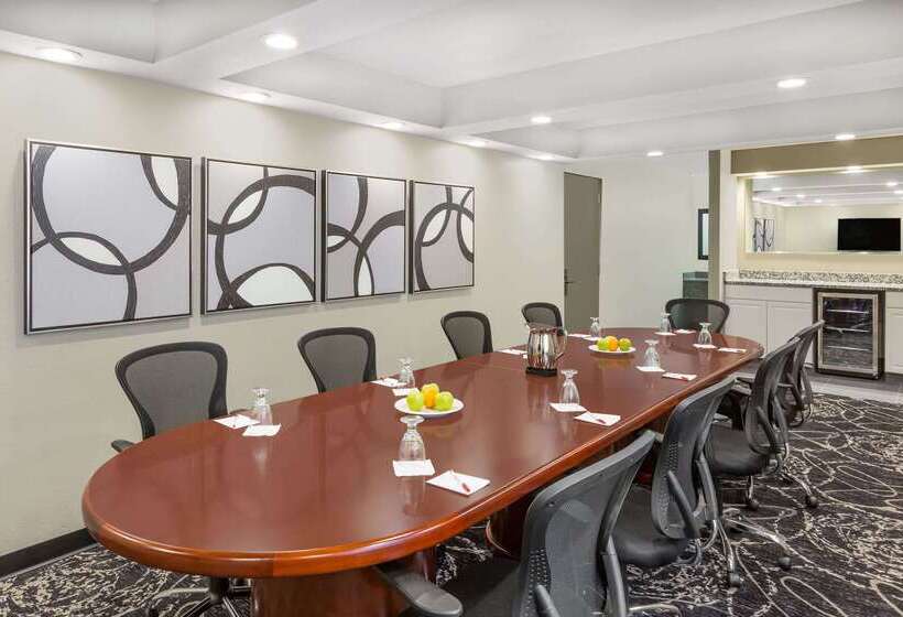 酒店 Clarion Inn Des Moines Airport