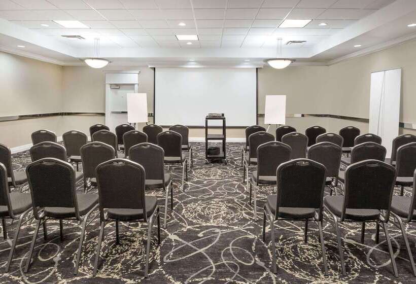 هتل Clarion Inn Des Moines Airport